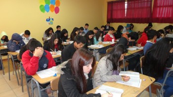 Los alumnos aconcagüinos concentrados dando su ensayo de PSU.