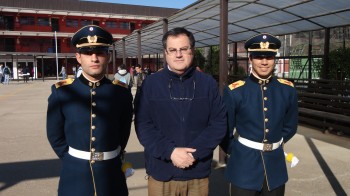 Los ex alumnos y ahora cadetes de la Escuela Militar con el rector de nuestro colegio.