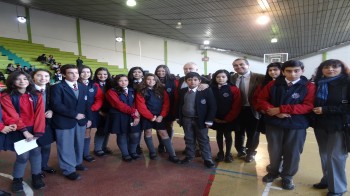 El alcalde de Quilpué, Mauricio Viñambres, junto a los alumnos aconcagüinos.