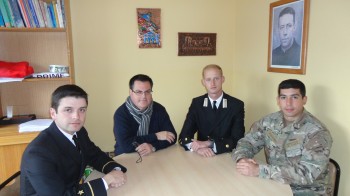 El rector de nuestro colegio junto al oficial y los cadetes aconcagüinos de la Escuela Naval.