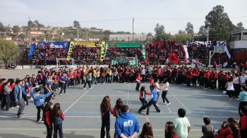 Los alumnos de quinto a octavo básico participaron en extensa competencia de baile.