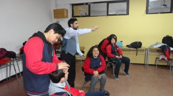 Ignacio Fuentes, míster de Teatro, dando instrucciones en su Academia.