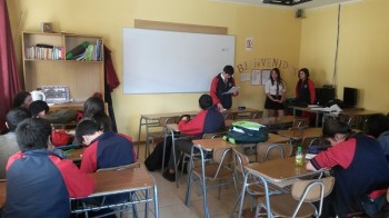 Alumnos de tercero medio explicándoles ejercicios matemáticos a sus compañeros de primero medio.