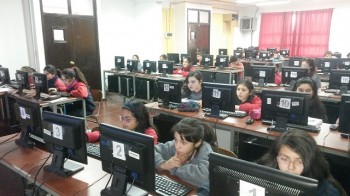 Algunos alumnos de quinto básico en pleno desarrollo de la prueba virtual.