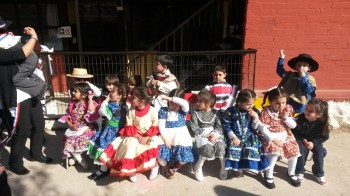 Los niños del Infant vinieron vestidos con atuendos típicos de nuestro folclore.