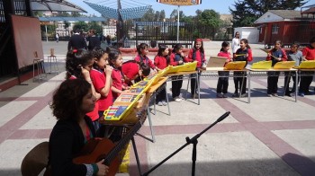 Miss Constanza Espinoza junto a sus pequeños músicos.