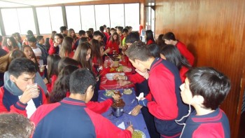 Los jóvenes disfrutando de esta "frutal" bienvenida.