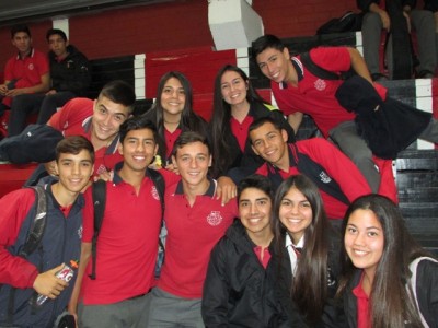 Algunos alumnos de cuarto presentes en la asamblea.