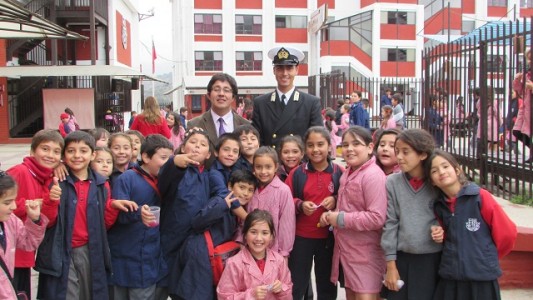 José Tomás junto a su exprofesor jefe y los alumnos de básica.