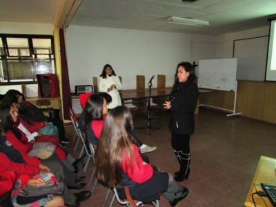 Las misses Angélica Araya y Andrea Guzmán hablando con los jóvenes.