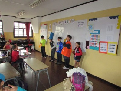 Los alumnos representando sus obras frente a sus compañeros.