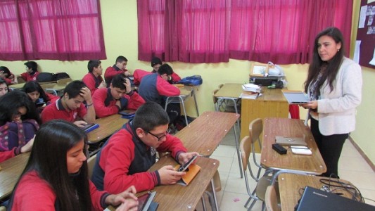 Los alumnos haciendo uso de tablets junto a miss Angélica Araya.