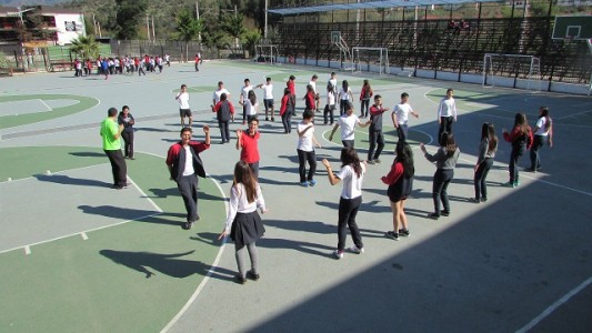 Los alumnos de media en plena clase de educación física.