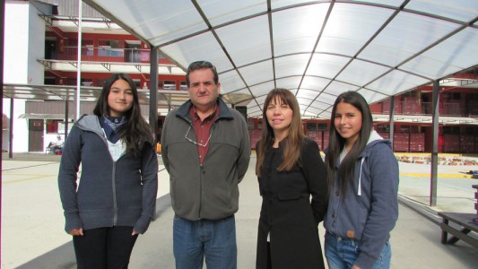 Miss Vanessa Fleming (Directora de Ciclo de I° medio), Alejandro López (Subdirector de Aldeas S.O.S Quilpué) y alumnas de I° medio. 