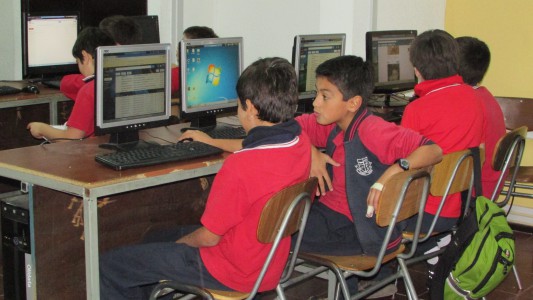 Alumnos del Colegio Aconcagua, utilizando las diferentes plataformas que ofrece nuestro establecimiento. 