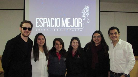 Colaboradores de Fundación Espacio Mejor, junto a alumnas del Colegio Aconcagua. 