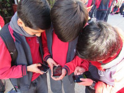 Alumnos del Colegio Aconcagua utilizando la aplicación. 