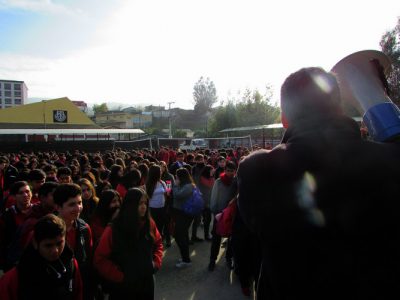 Inspectores del Colegio Aconcagua coordinando mediante megáfono la evacuación de los alumnos. 