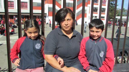 Miss Wilma Soto, junto a estudiantes del Colegio Aconcagua. 
